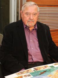 Historik František Šmahel nad mapou Kostnice (foto z července 2014, Šmahel byl hostem pořadu Českého rozhlasu Jak to vidí)