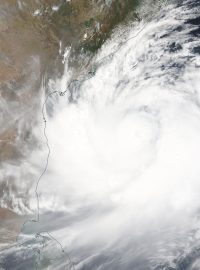 Bouře Fani se nachází nad západní částí Bengálského zálivu a její vichry přesahují rychlost 200 kilometrů v hodině