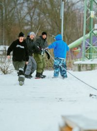 Nebo si k rychlosti pomohou natahovací gumou.