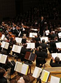 Symfonický orchestr Českého rozhlasu a šéfdirigent Alexander Liebreich.