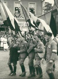 Sokolové na fotografii z roku 1938. V Hlučíně u hotelu Slezan.