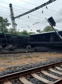 Nedaleko Teplic v sobotu ráno vykolejil vlak
