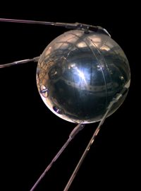 Model Sputniku. Pípavý signál, kterým se z vesmíru hlásila první umělá družice země, se stal symbolem počátku kosmické éry
