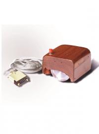 Dřevěná jednotlačítková počítačová myš vynálezce Douglase Engelbarta