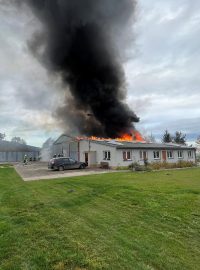 K požáru zamířilo 18 hasičských jednotek, vyhlášen byl třetí stupeň požárního poplachu