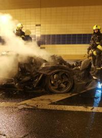V tunelu Blanka hořelo Lamborghini. Hasiči měli požár po několika minutách pod kontrolou.