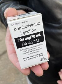 Lékaři podali prvnímu pacientovi v Česku lék bamlanivimab