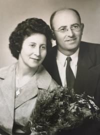 Svatební fotografie manželů Papánkových