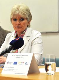 Ředitelka Státního zdravotního ústavu Jitka Sosnovcová (uprostřed) rezignovala (archivní foto)