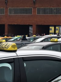 Stovky taxikářů protestovaly v centru Prahy proti Uberu.