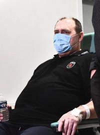 Taxikář, který se s nemocí covid-19 jako první v České republice léčil experimentálním lékem remdesivir, při propuštění z nemocnice.
