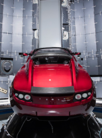 Automobil značky Tesla se vypraví do vesmíru.