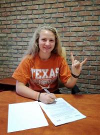 Sára Kousková při podpisu smlouvy s University of Texas