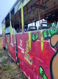 Tramvaj zaujala i graffiti umělce, vandalové se postarali o devastaci oken