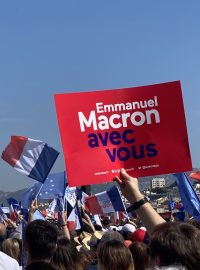 Dav v Marseille skanduje „Macron prezidentem“, lidé mávají francouzskými vlajkami. Někteří mají transparenty s nápisem „Emmanuel Macron s vámi“