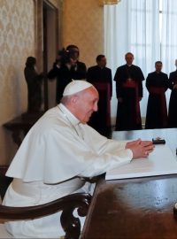 Papež František a Donald Trump při prvním vzájemném setkání ve Vatikánu.