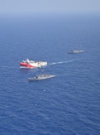 Tureckou průzkumnou loď Oruç Reis doprovázejí válečná plavidla