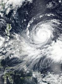Supertajfun Mangkhut u Filipín na snímku NASA z 12. září