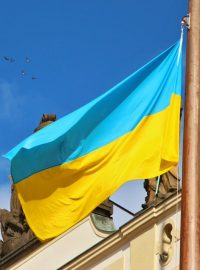 Na Pražském hradě je vyvěšena vlajka Ukrajiny
