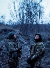 Ukrajinští vojáci z jednotky protivzdušné obrany 93. mechanizované brigády monitorují oblohu na frontové linii uprostřed ruského útoku na Ukrajinu u města Bachmut