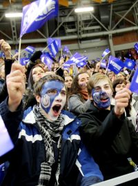 Fanoušci během hokejové souboje univerzit VUT a MUNI v Brně