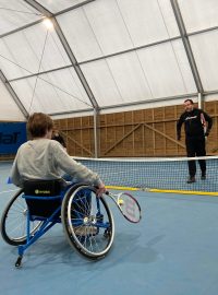 Středoškoláci z pařížského předměstí si vyzkoušeli tenis vozíčkářů