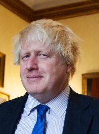 Boris Johnson na snímku z roku 1986, kdy byl prezidentem prestižního diskuzního klubu Oxfordská unie (vlevo) a na fotce z návštěvy České republiky ještě jako ministr zahraničí.