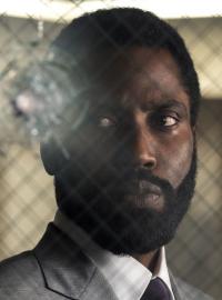 Premiéra Tenetu, novinky Christophera Nolana, byla už dvakrát odložena. Na fotografii John David Washington, představitel hlavní role