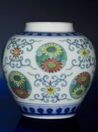 Dvě keramické nádoby, které byly vyrobeny v 18. století za vlády dynastie Čching