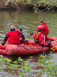 Policie dostala informaci o těle v okolí Veslařské ulice v Jundrově v úterý kolem 15.00. „Vytáhli jsme ho na břeh a nyní provádíme identifikaci. Více budeme vědět ve středu,“ uvedl tehdy policejní mluvčí Petr Vala