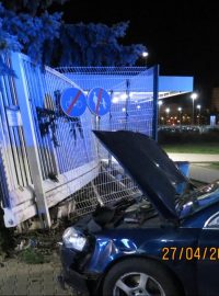 V úterý večer najelo vozidlo v Mladé Boleslavi před bránou automobilky Škoda Auto ve vysoké rychlosti do lidí