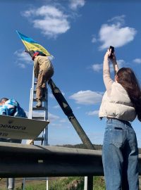 Na hlaveň zničeného ruského tanku pověsili obyvatelé Peremohy ukrajinskou vlajku