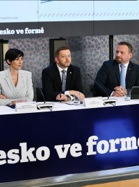 Členové vlády Petra Fialy na tiskové konferenci Česko ve formě