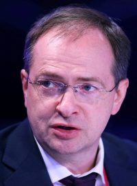 Ruský vyjednavač Vladimir Medinskij na sociální síti Telegram popřel, že by byl připravený návrh dohody s Ukrajinou k projednání mezi prezidenty