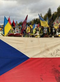 Vlajka ze srpna 1968 na novém lvovském hřbitově, kde leží vojáci padlí ve válce proti Rusku