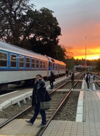 Vlak Českých drah v železniční stanici Praha-Dejvice.