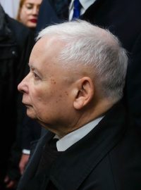 Svůj hlas vhodil po třetí hodině odpoledne do volební urny i předseda vládnoucí konzervativní strany Právo a spravedlnost Jaroslaw Kaczyński. Už v poledne odvolil i lídr opoziční Občanské koalice Donald Tusk