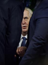 Prezident Zeman v obležení ochranky