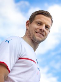 Matěj Vydra pózuje v novém dresu české fotbalové reprezentace