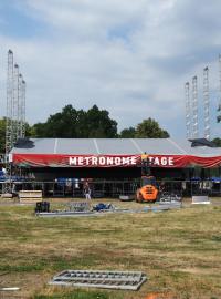 Výstavba hlavní stage na pražském Metronome festivalu.