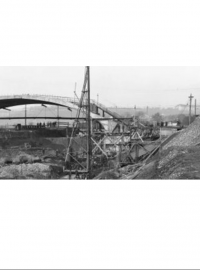 Libeňský most byl otevřen 29. října 1928 k desátému výročí vzniku Československé republiky. Pochází od Pavla Janáka, výrazného představitele české meziválečné architektury, a mostního stavitele a inženýra Františka Mencla.