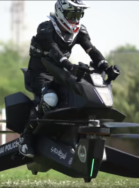 Dubajský policista se učí pilotovat létající motorku