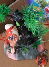 Česká obchodní inspekce nařídila stáhnout z českého trhu plastovou hračku ve tvaru stromu, na kterém sedí pták vydávající zvuky