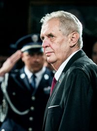 Jedenáctou milost prezident Miloš Zeman udělil muži, který neplatil alimenty. Na snímku během udělování státních vyznamenání