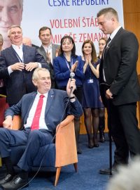 S Milošem Zemanem přímo na pódiu slavila jeho vítězství zhruba dvacítka jeho příznivců