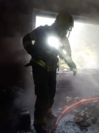Při požáru domu v pražské Dubči bylo nalezeno torzo lidského těla