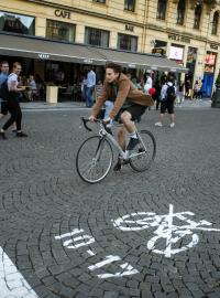 Omezení pro cyklisty v centru Prahy v pěších zónách zrušil v červenci Městský soud v Praze