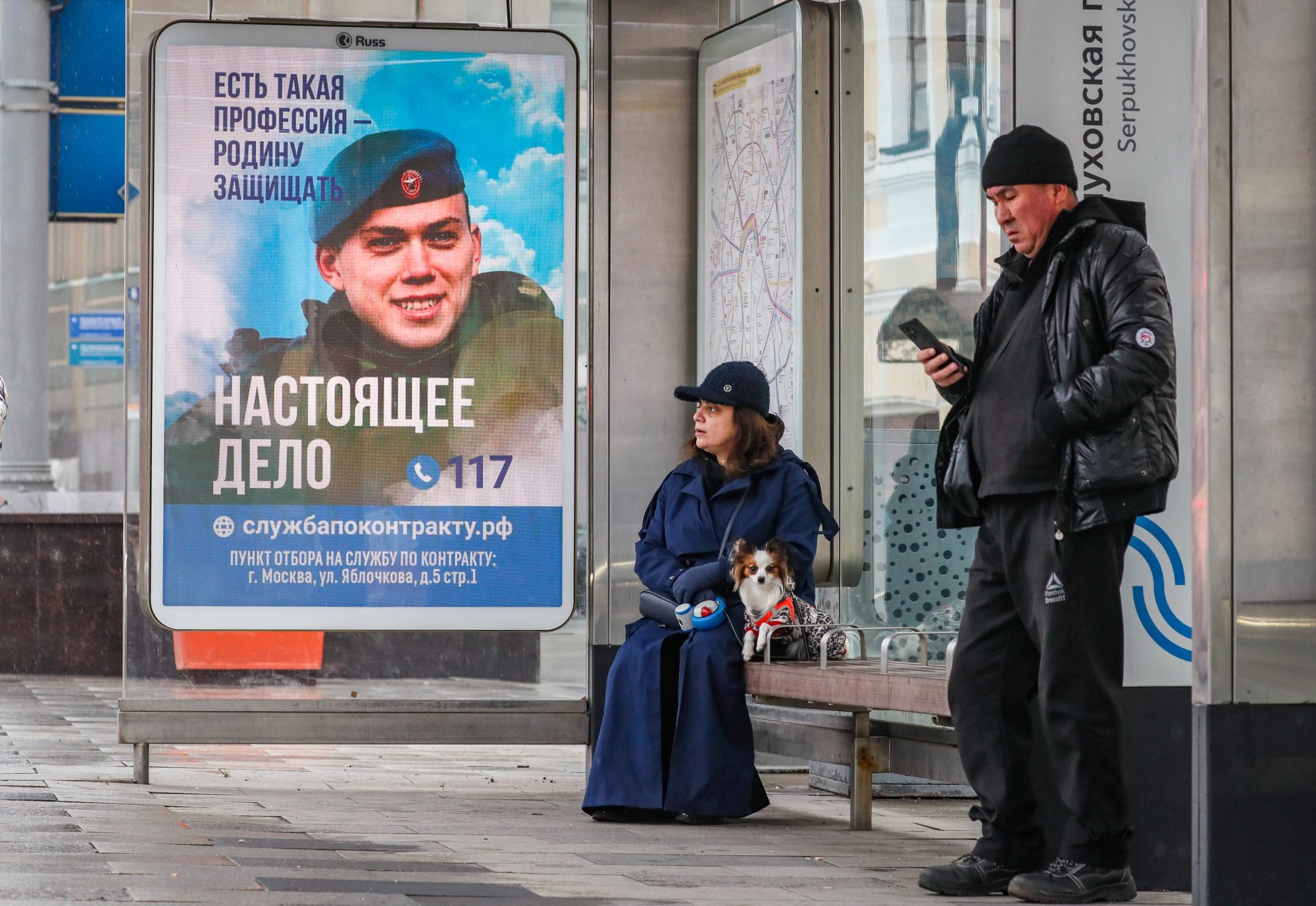 Billboard v Moskvě s nápisem „Existuje taková profese – bránit vlast“ | Zdroj: Fotobanka Profimedia