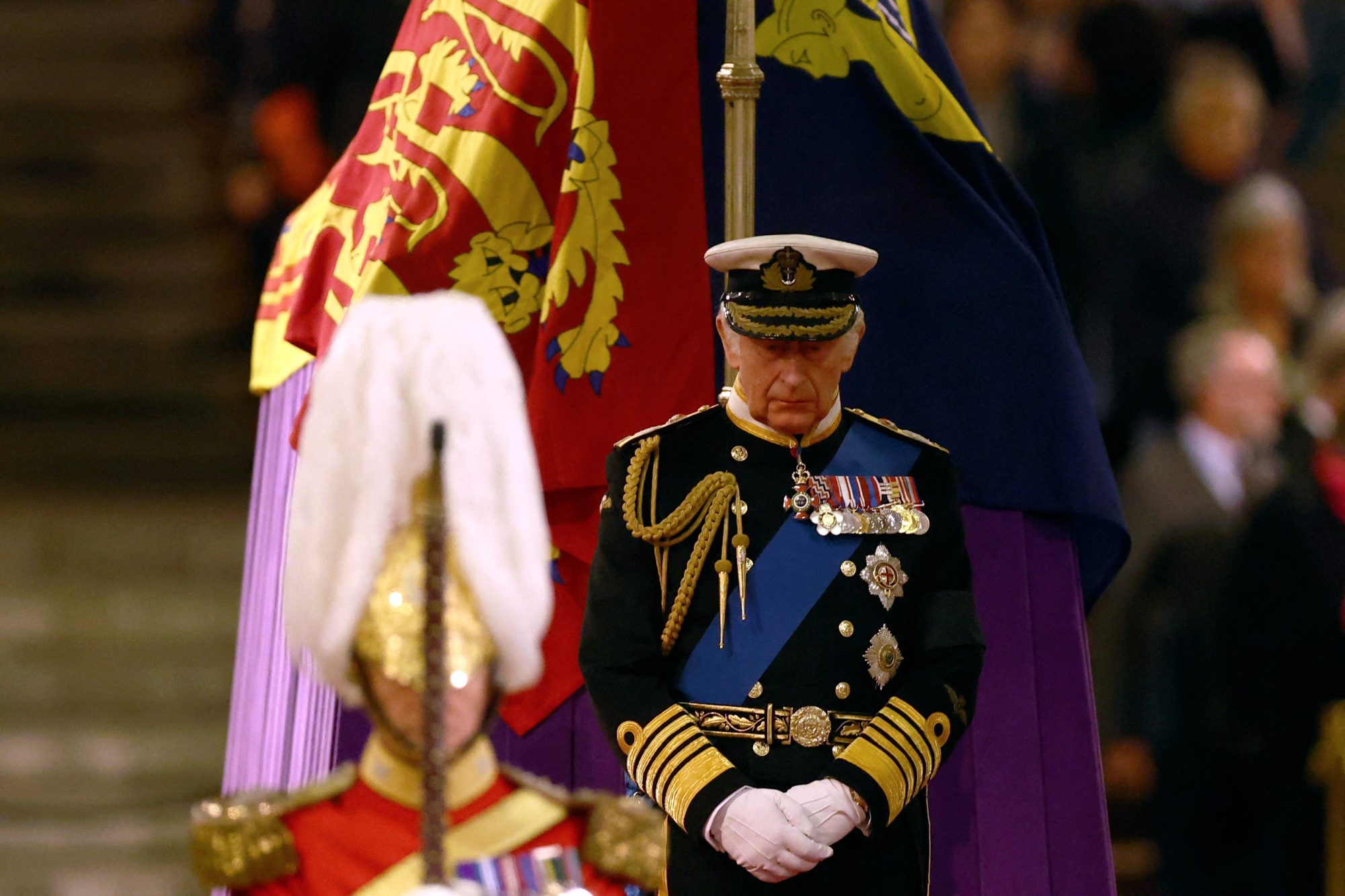 Král Karel III. drží čestnou stráž u rakve Alžběty II. | Zdroj: Fotobanka Profimedia