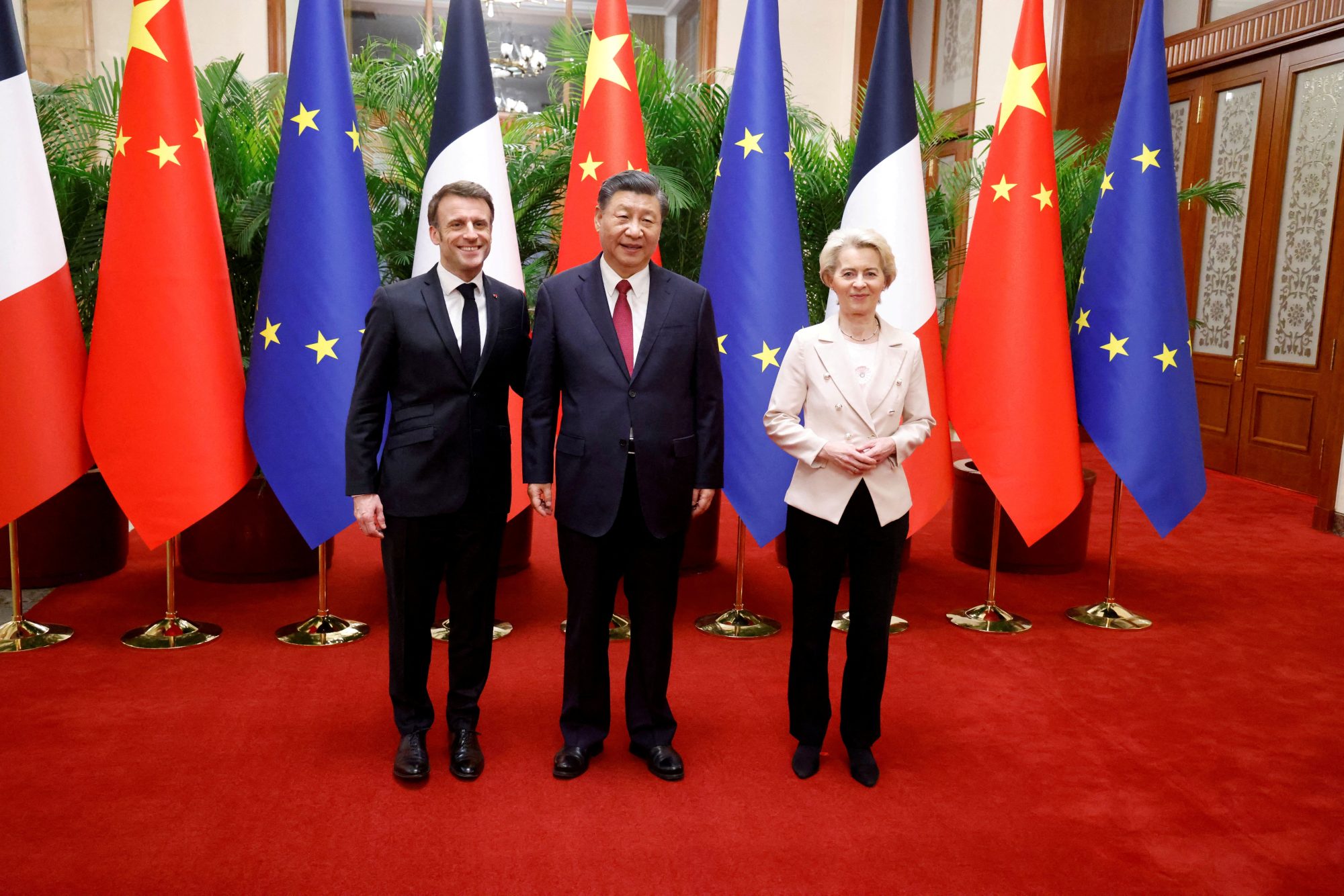 Jednání v Pekingu: Francouzský prezident Emmanuel Macron, čínský vůdce Si Ťin-pching a předsedkyně Evropské komise Ursula von der Leyenová | Zdroj: Reuters